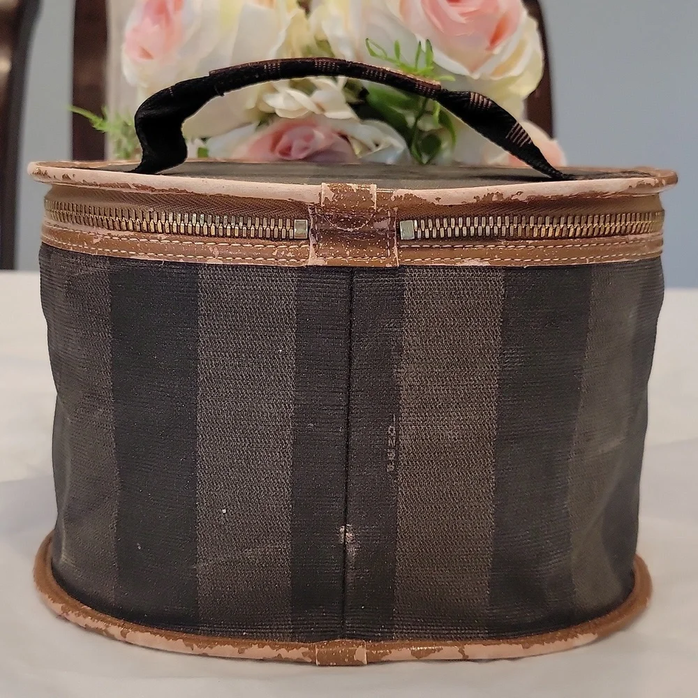 Authentic Fendi vanity kit - Picture 2 of 10